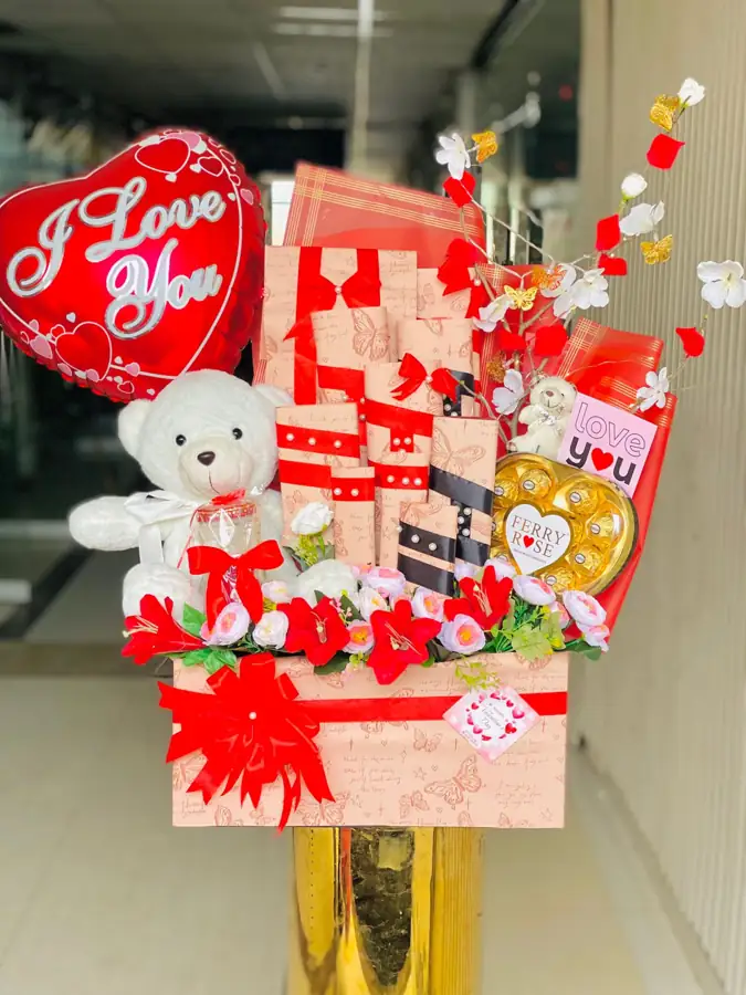 Gift bouquet with a heart balloon, teddy bear, chocolates and roses